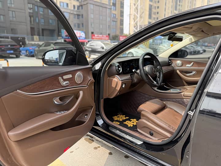 Фото 5 - Mercedes-Benz E-Class