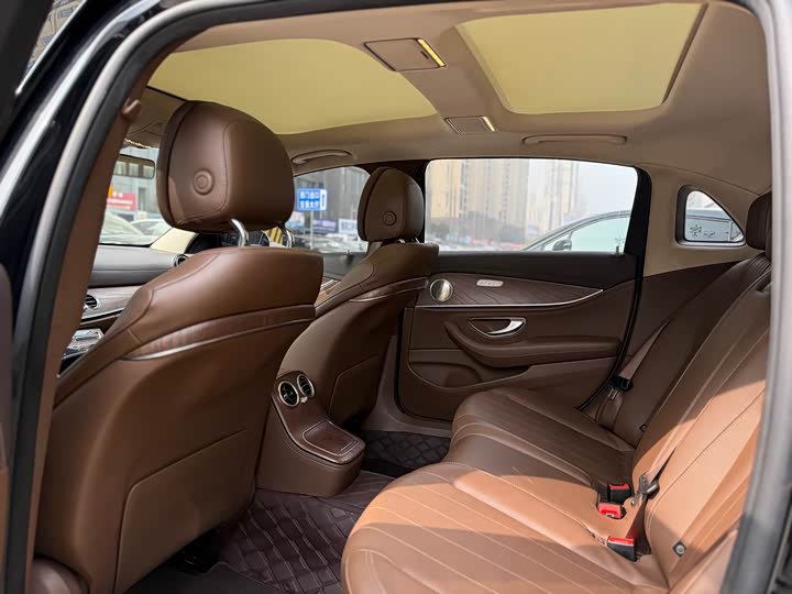 Фото 7 - Mercedes-Benz E-Class