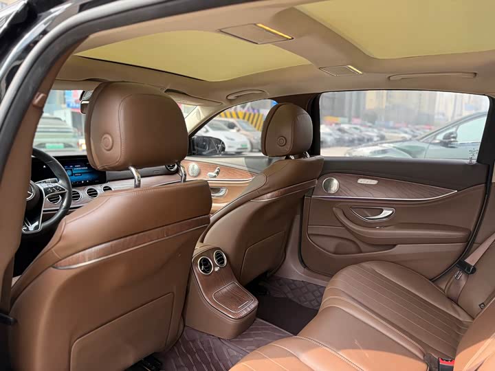 Фото 8 - Mercedes-Benz E-Class