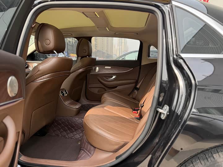 Фото 9 - Mercedes-Benz E-Class