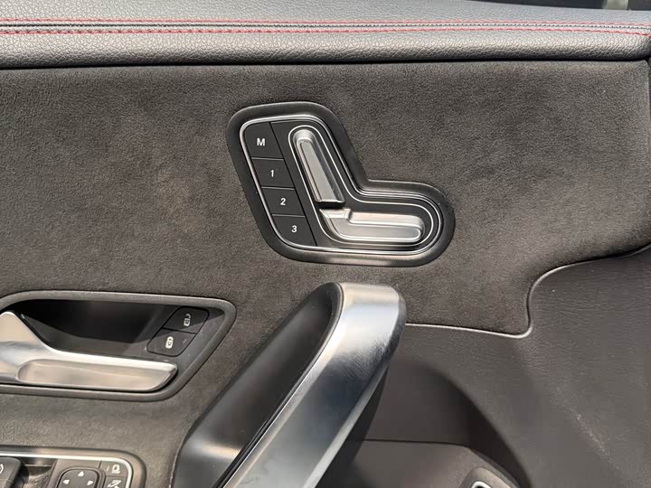 Photo 9 - Mercedes-Benz CLA-Class