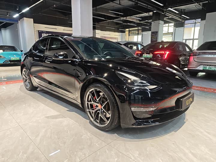 Фото 3 - Tesla Model 3