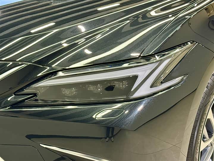 Фото 8 - Lexus ES