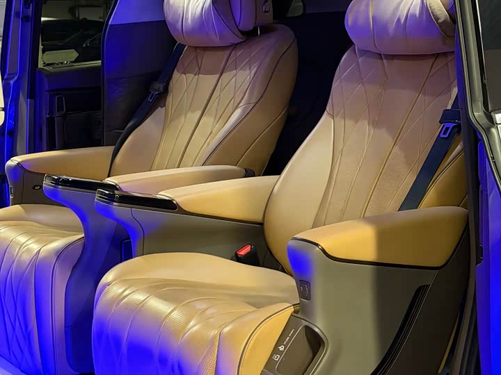 Фото 4 - Denza D9