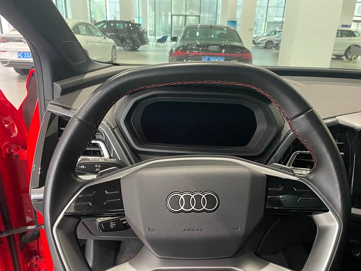 Фото 4 - Audi Q5 e-tron