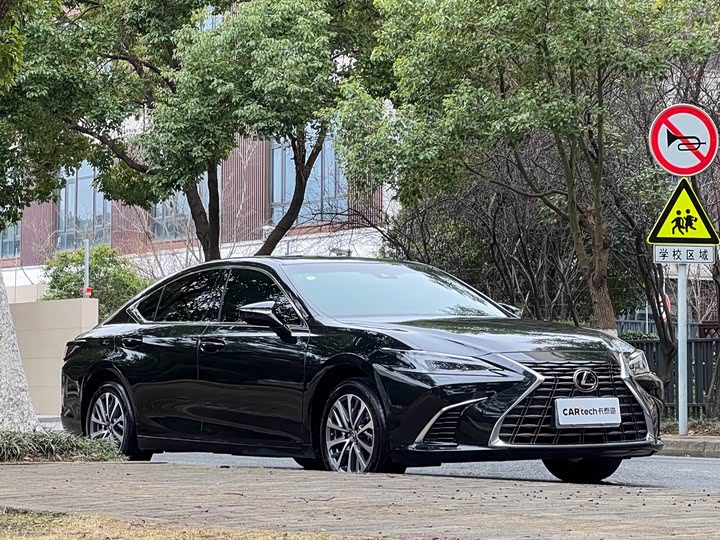 Фото 3 - Lexus ES