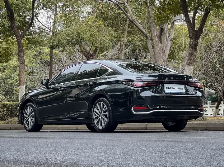 Фото 6 - Lexus ES