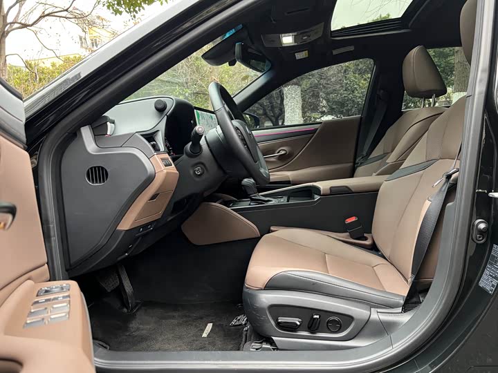 Фото 8 - Lexus ES