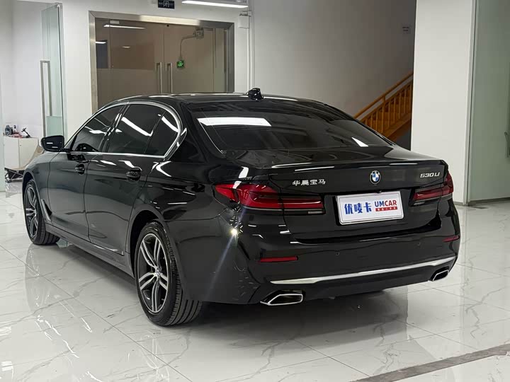 Photo 4 - BMW 5 Series