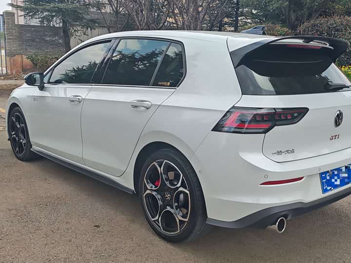 Фото 2 - Volkswagen Golf GTI