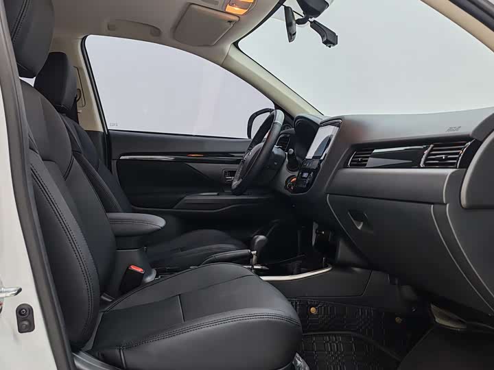 Фото 8 - Mitsubishi Outlander