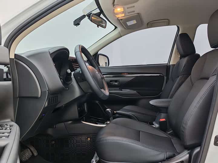 Фото 9 - Mitsubishi Outlander