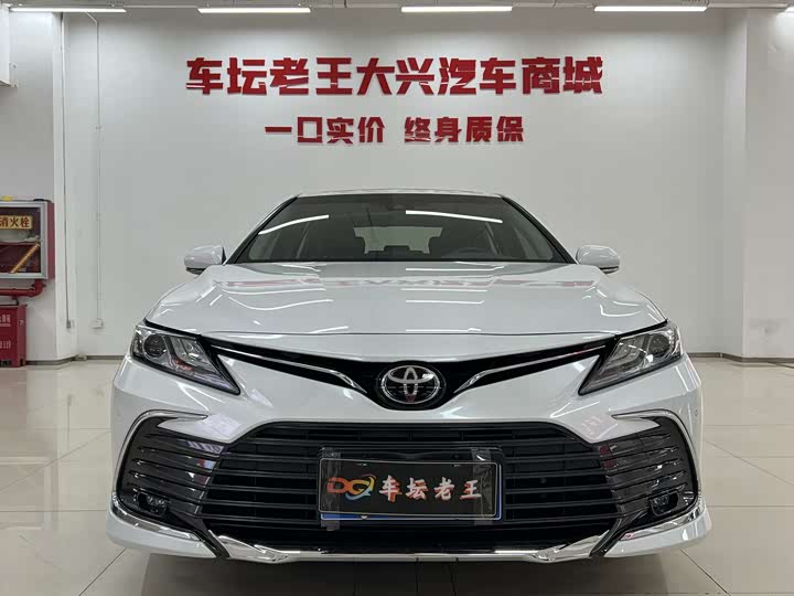 Фото 2 - Toyota Camry