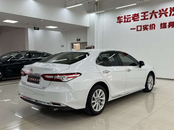 Фото 4 - Toyota Camry