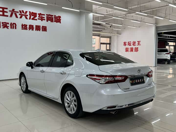 Фото 6 - Toyota Camry