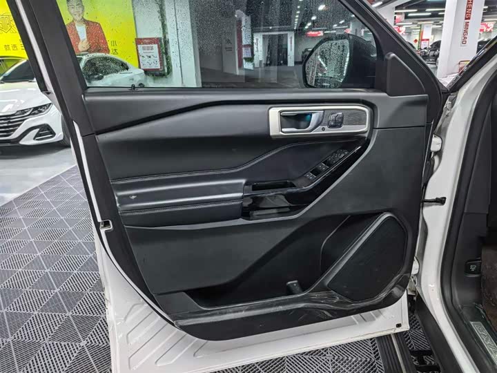 Фото 6 - Ford Explorer