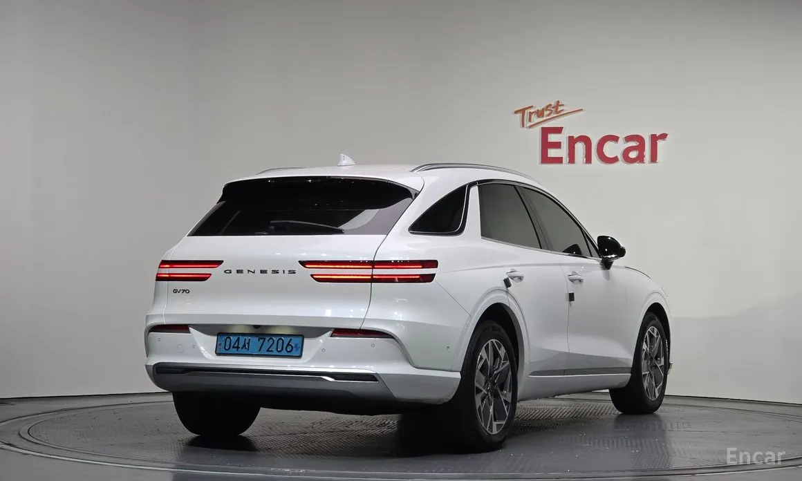 Фото 2 - Genesis GV70