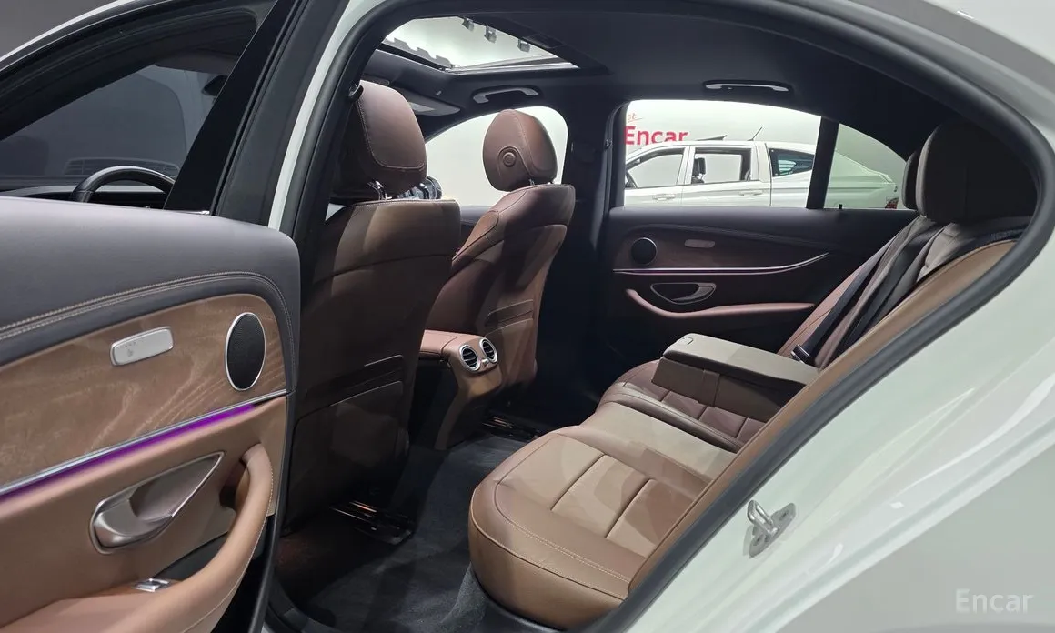 Фото 12 - Mercedes-Benz E-Class