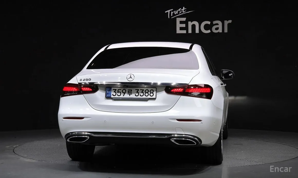 Фото 4 - Mercedes-Benz E-Class