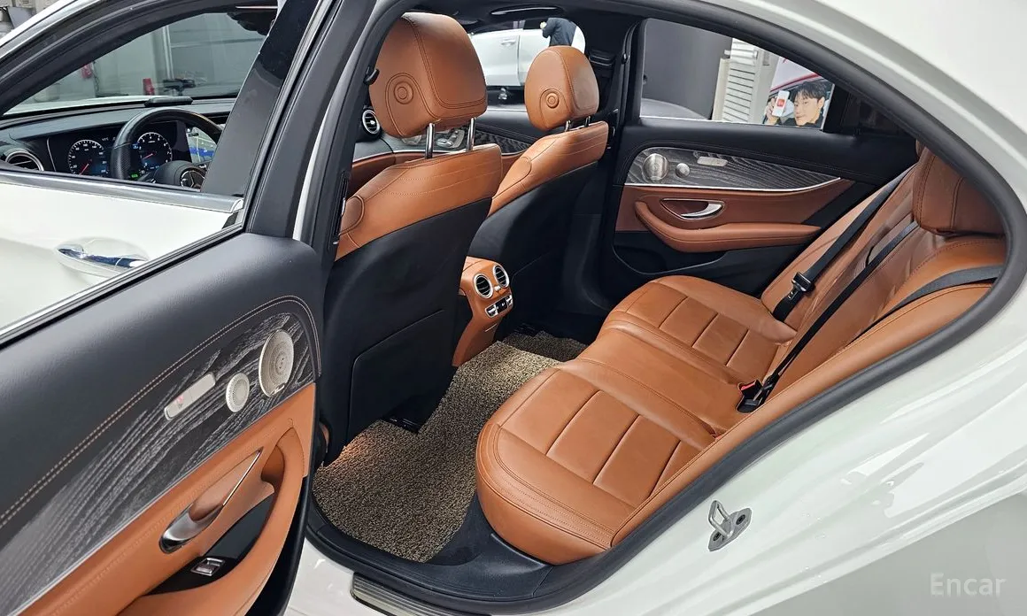 Фото 11 - Mercedes-Benz E-Class