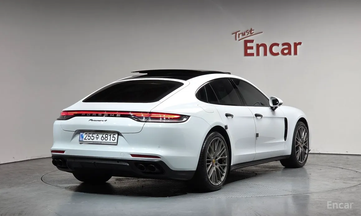 Фото 2 - Porsche Panamera