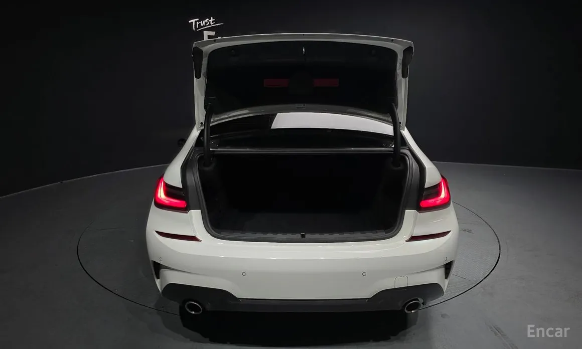 Photo 20 - BMW 3 Series