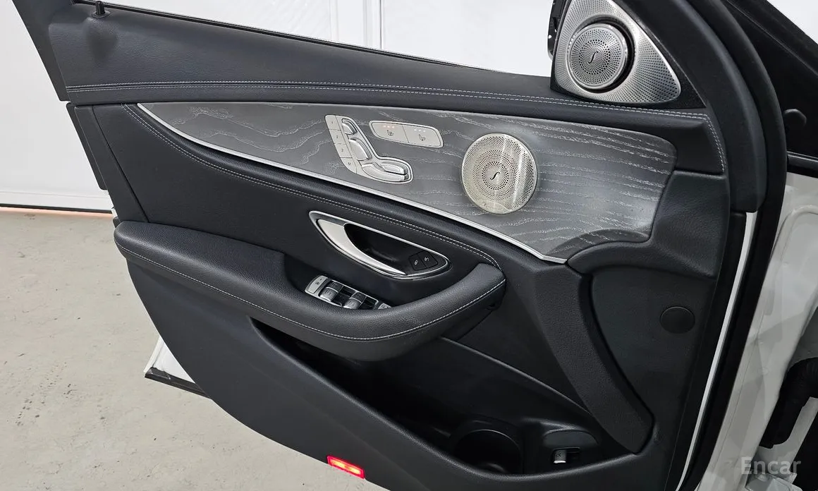 Фото 15 - Mercedes-Benz E-Class