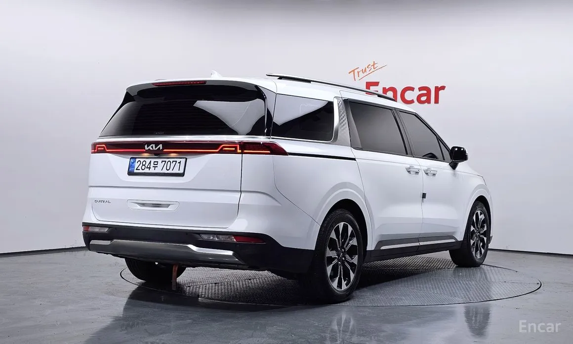 Photo 2 - Kia Carnival