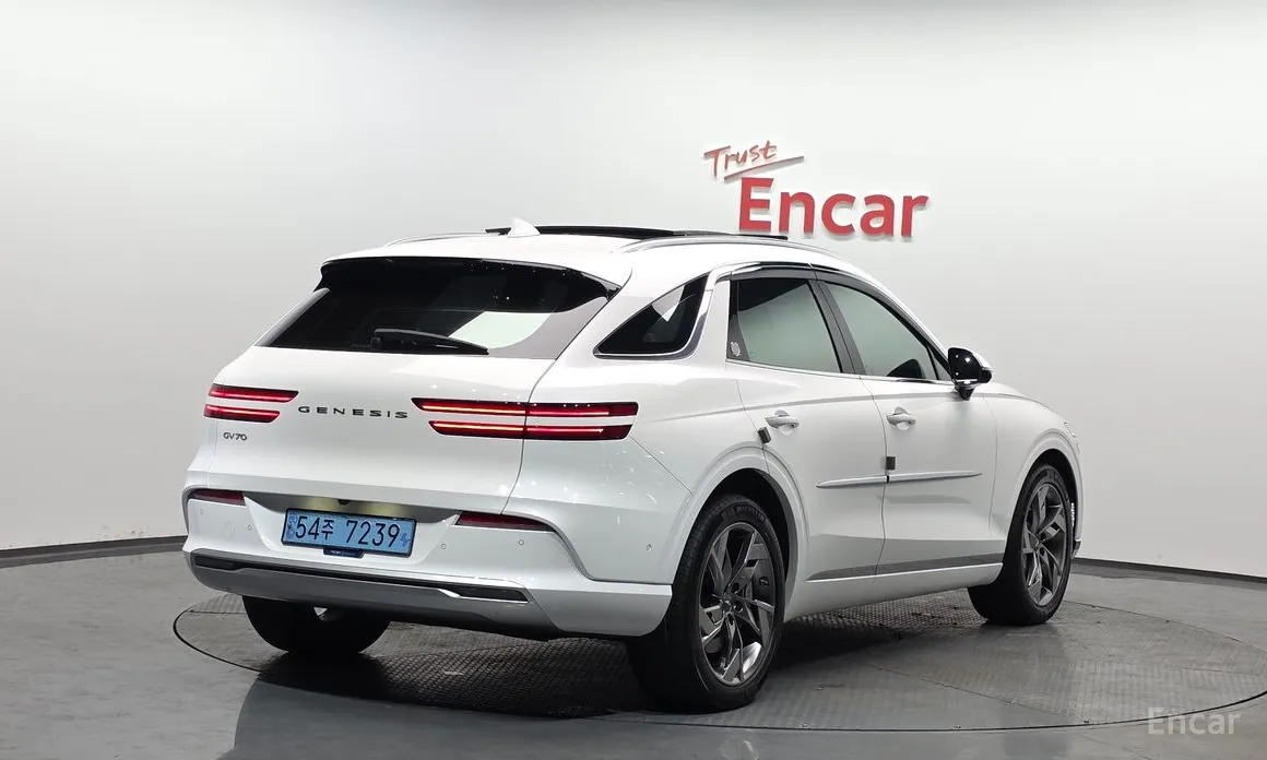 Фото 2 - Genesis GV70
