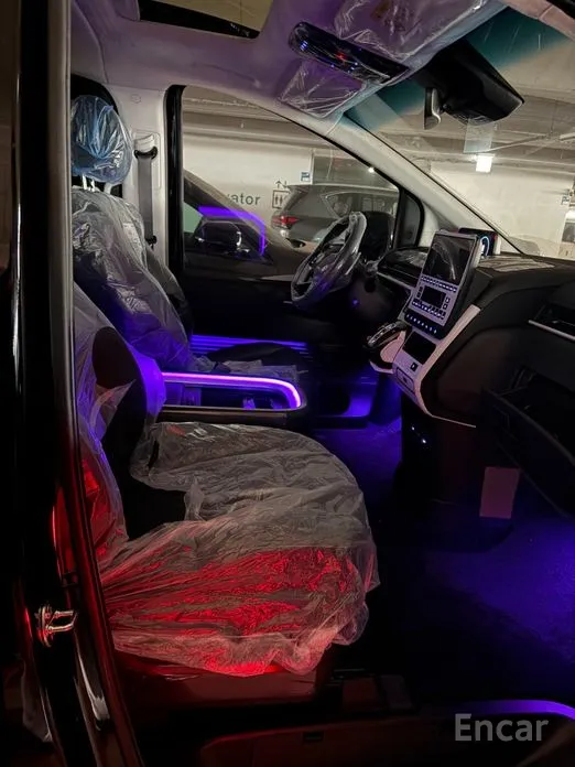 Photo 10 - Hyundai Staria