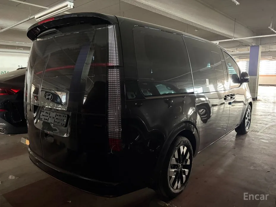 Photo 2 - Hyundai Staria