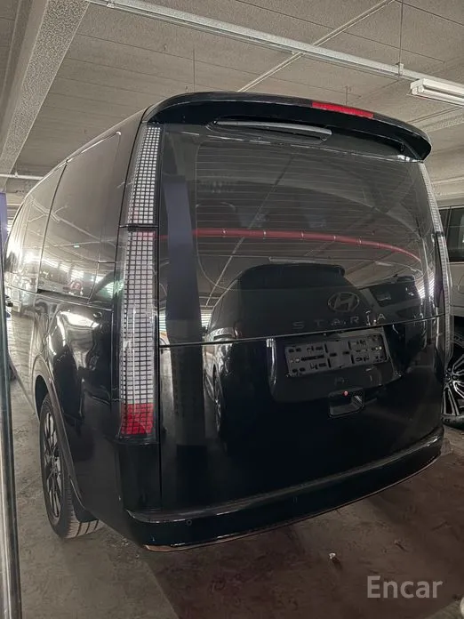 Photo 4 - Hyundai Staria