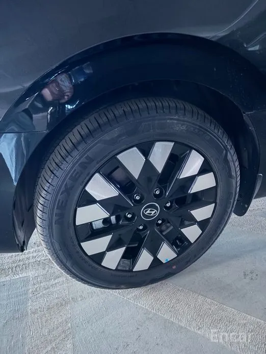 Photo 5 - Hyundai Staria