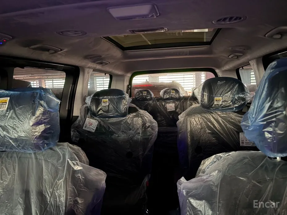 Photo 7 - Hyundai Staria