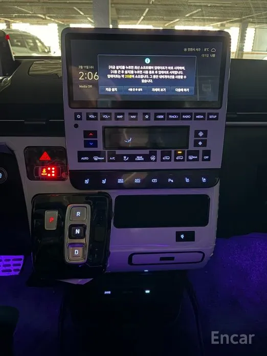 Photo 9 - Hyundai Staria