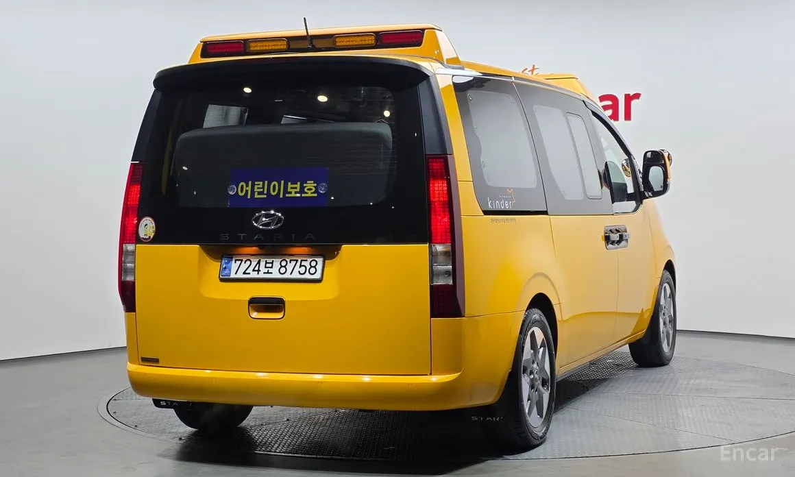 Фото 2 - Hyundai Staria