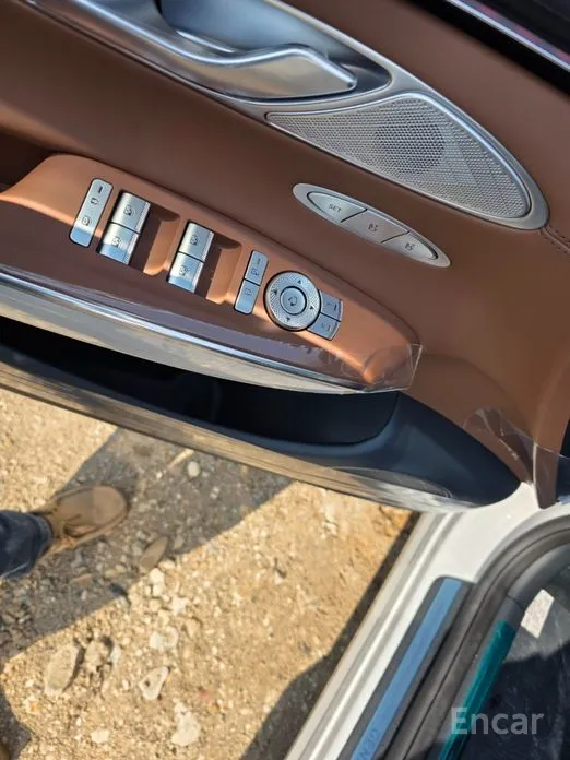 Фото 12 - Genesis GV70