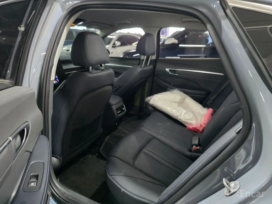 Photo 7 - Hyundai Sonata