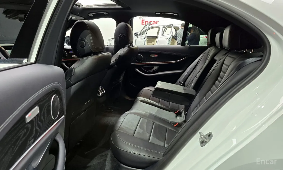 Фото 12 - Mercedes-Benz E-Class