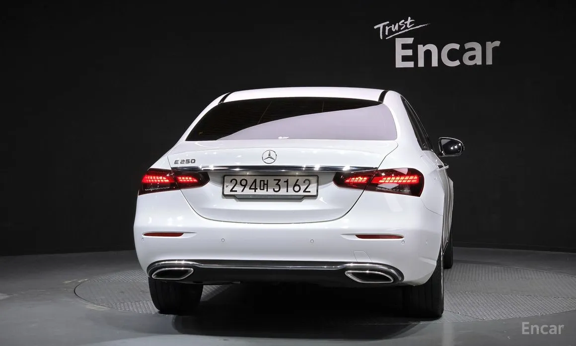 Фото 4 - Mercedes-Benz E-Class