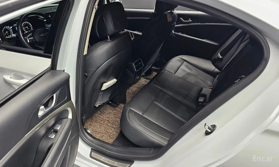 Фото 12 - Genesis G70