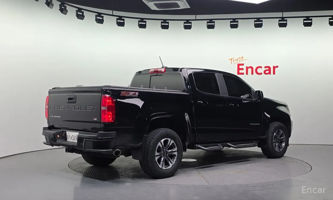 Photo 2 - Chevrolet Colorado