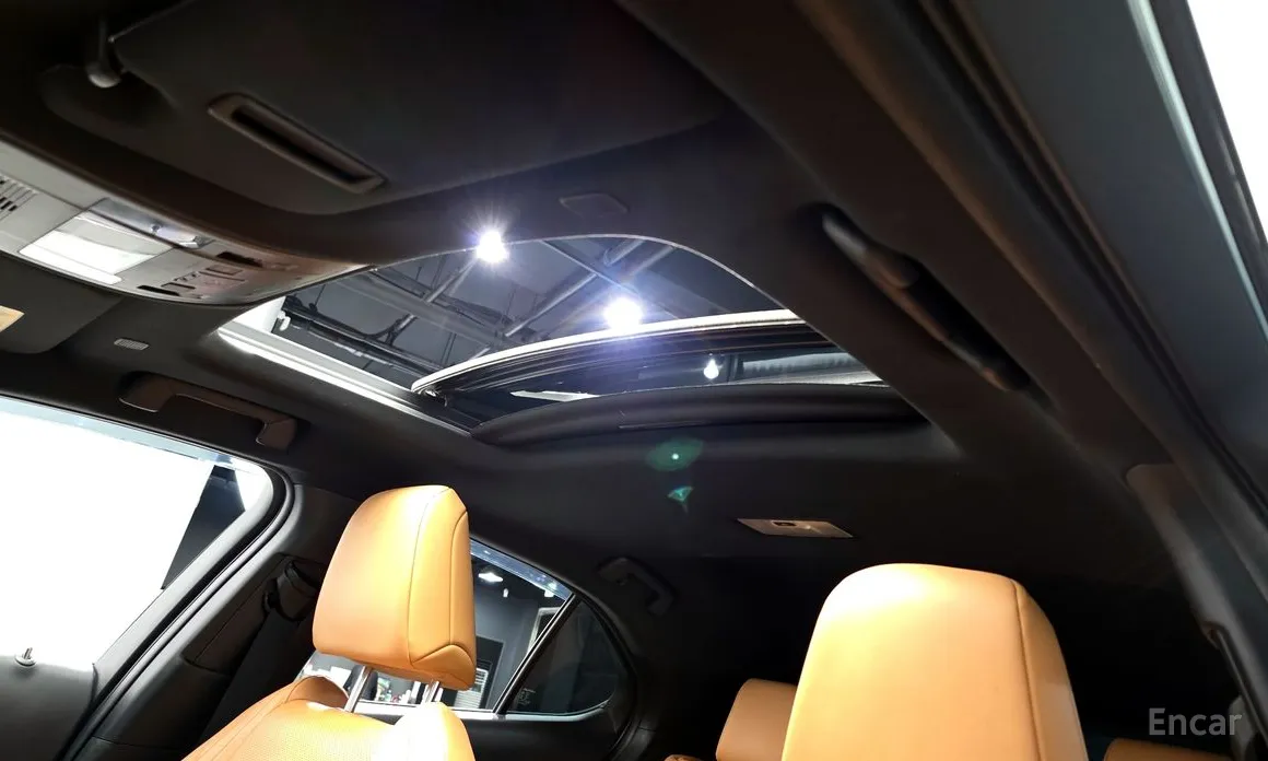 Фото 19 - Lexus UX