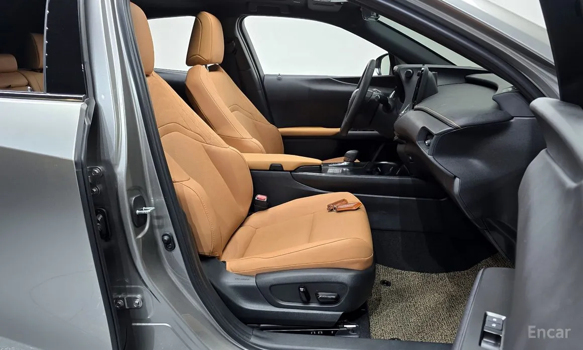 Фото 10 - Lexus UX