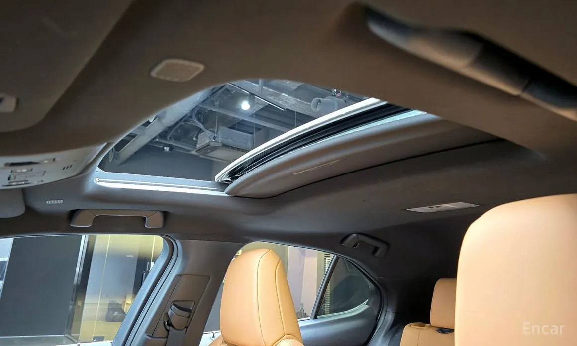 Фото 19 - Lexus UX