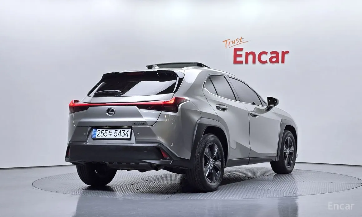 Фото 2 - Lexus UX