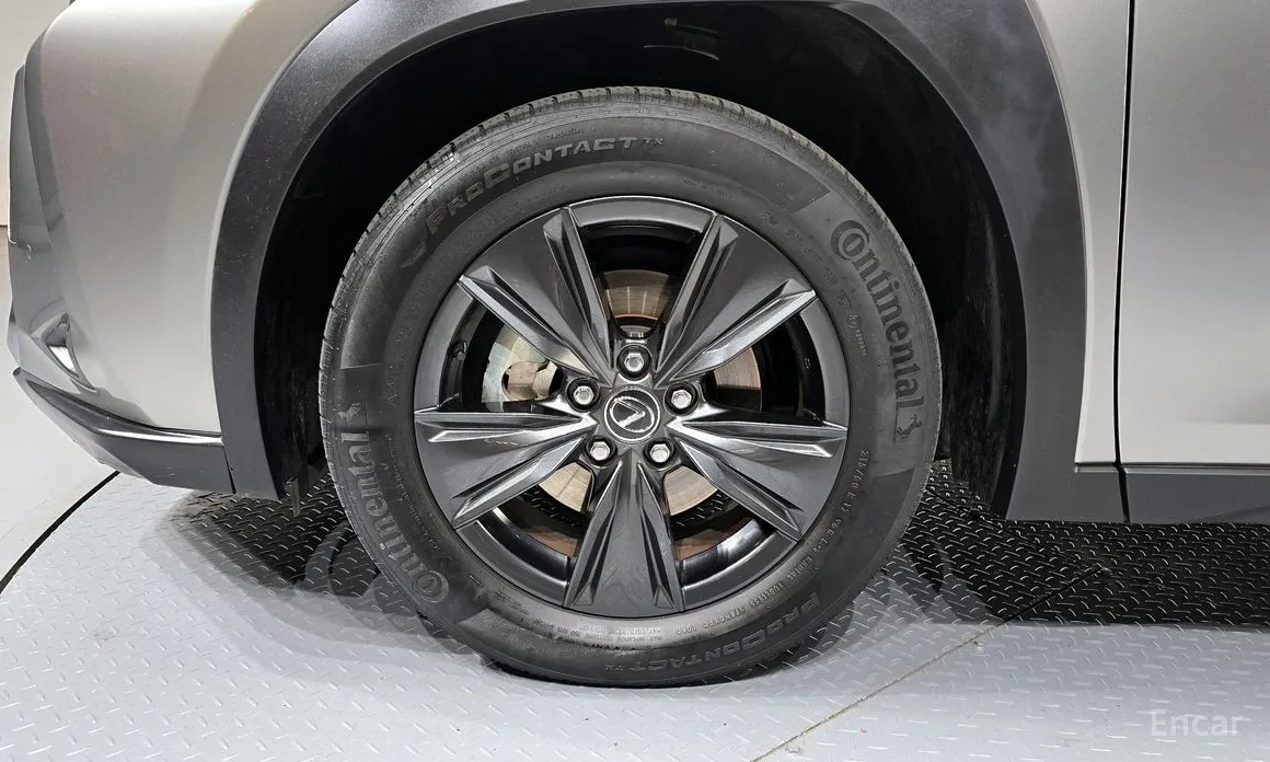 Фото 5 - Lexus UX