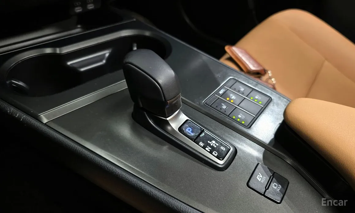 Фото 9 - Lexus UX