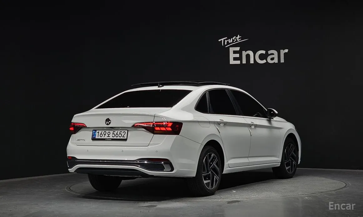 Photo 2 - Volkswagen Jetta