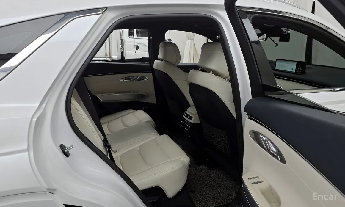 Photo 12 - Genesis GV70